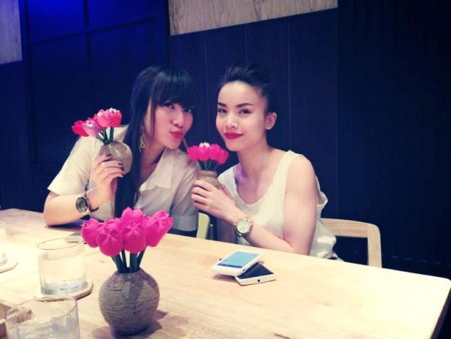 Yến Trang khoe ảnh cùng em gái - Yến Nhi đi ăn. Cô hào hứng cho biết: "Lâu rồi 2 chị em mới được ngày đi thư giãn và ăn nhiều như vậy...hihi...mời mọi người cùng thưởng thức ạ". Yến Trang khoe ảnh cùng em gái - Yến Nhi đi ăn. Cô hào hứng cho biết: "Lâu rồi 2 chị em mới được ngày đi thư giãn và ăn nhiều như vậy...hihi...mời mọi người cùng thưởng thức ạ".