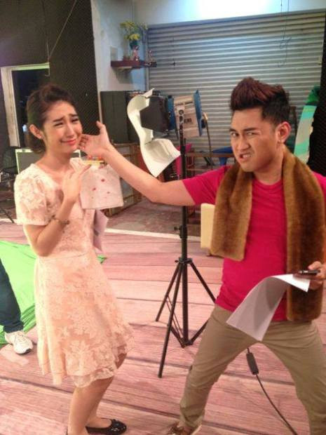 Khổng Tú Quỳnh xuất hiện nhắng nhít cùng Don Nguyễn. Cô tinh nghịch chia sẻ: "Anh Don Nguyễn đánh bé Quỳnh chảy máu luôn rồi nè. Nói đùa thôi, công việc nhiều áp lực nên Quỳnh bị chảy máu cam hic hic". Khổng Tú Quỳnh xuất hiện nhắng nhít cùng Don Nguyễn. Cô tinh nghịch chia sẻ: "Anh Don Nguyễn đánh bé Quỳnh chảy máu luôn rồi nè. Nói đùa thôi, công việc nhiều áp lực nên Quỳnh bị chảy máu cam hic hic".