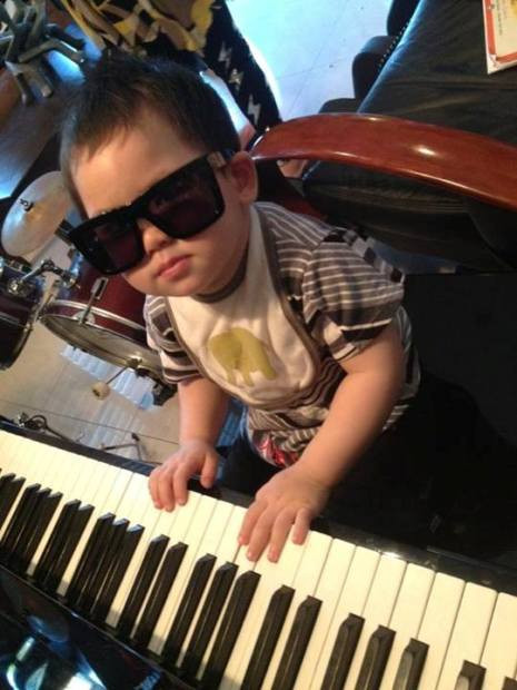 Bạn bè tỏ ra rất thích thú khi Bằng Kiều chia sẻ hình ảnh vô cùng đáng yêu của cậu con trai út với chú thích: "Bố hát bài gì để em oánh". Bạn bè tỏ ra rất thích thú khi Bằng Kiều chia sẻ hình ảnh vô cùng đáng yêu của cậu con trai út với chú thích: "Bố hát bài gì để em oánh".