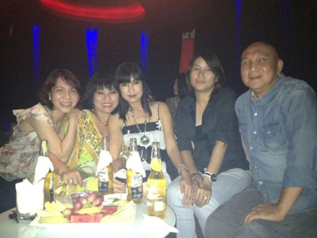 Ca sĩ Cẩm Vân chia sẻ tâm trạng vui vẻ khi diễn viên Hiền Mai tới thăm. Cô không giấu được niềm vui: "Vui vui vui! Hiền Mai mới từ Milan về đã cùng bạn bè đến thăm". Ca sĩ Cẩm Vân chia sẻ tâm trạng vui vẻ khi diễn viên Hiền Mai tới thăm. Cô không giấu được niềm vui: "Vui vui vui! Hiền Mai mới từ Milan về đã cùng bạn bè đến thăm".