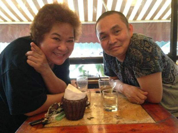 Xuân Hinh đăng ảnh chụp cùng nghệ sĩ Minh Vượng. Anh hài hước nói: "Sáng ra buôn dưa lê bán trứng thối nở cả phổi, hehe.." Xuân Hinh đăng ảnh chụp cùng nghệ sĩ Minh Vượng. Anh hài hước nói: "Sáng ra buôn dưa lê bán trứng thối nở cả phổi, hehe.."