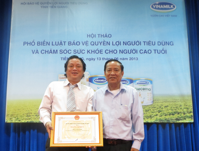 Ông Nguyễn Văn Lưỡng – CT Hội BVQLNTD tại Tiền Giang trao Bằng khen của Hội Tiêu chuẩn và Bảo vệ NTD VN cho công ty Vinamilk vì đã thành tích xuất sắc trong công tác bảo vệ QLNTD tại Tiền Giang năm 2012. Ông Nguyễn Văn Lưỡng – CT Hội BVQLNTD tại Tiền Giang trao Bằng khen của Hội Tiêu chuẩn và Bảo vệ NTD VN cho công ty Vinamilk vì đã thành tích xuất sắc trong công tác bảo vệ QLNTD tại Tiền Giang năm 2012.