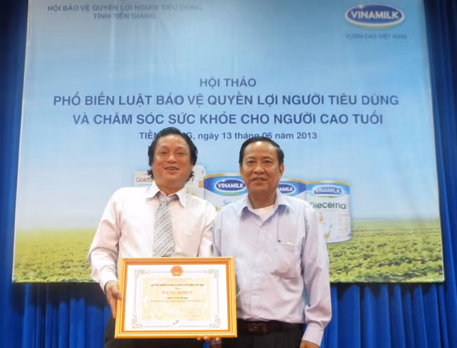 Ông Nguyễn Văn Lưỡng – CT Hội BVQLNTD tại Tiền Giang trao Bằng khen của Hội Tiêu chuẩn và Bảo vệ NTD VN cho công ty Vinamilk vì đã thành tích xuất sắc trong công tác bảo vệ QLNTD tại Tiền Giang năm 2012.