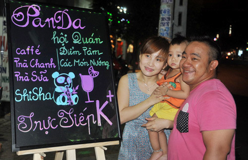 Hiếu Hiền với quán trà chanh.