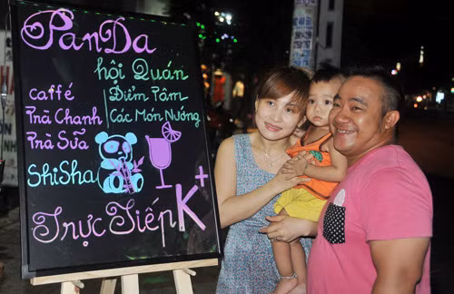 Hiếu Hiền với quán trà chanh.