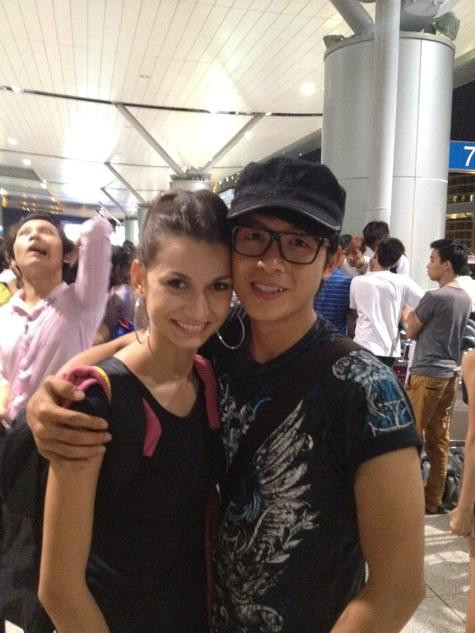 Hòa Hiệp chụp ảnh kỷ niệm với bạn nhảy của mình.