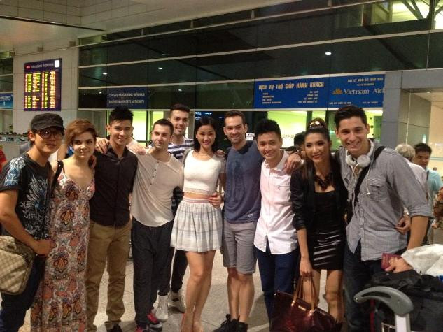 Trên trang facebook của diễn viên Hòa Hiệp chia sẻ những bức ảnh chia tay các bạn diễn trong Bước nhảy hoàn vũ 2013 tại sân bay cùng với Ngọc Quyên, Hồ Vĩnh Khoa, Maya, Ngô Kiến Huy tại sân bay. Anh luyến tiếc chia sẻ: "Em đi rồi tình ta tan mau ...Và tháng năm phai tàn úa màu....em xa rồi nụ cười đã tắt....người ở lại có bao giờ vui....".