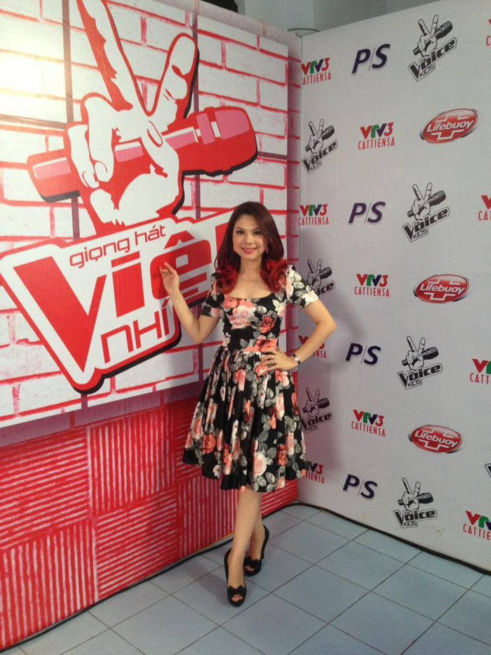 Thanh Thảo tạo dáng trong trường quay Giọng hát Việt nhí. Chị giữ vai trò MC trong chương này.