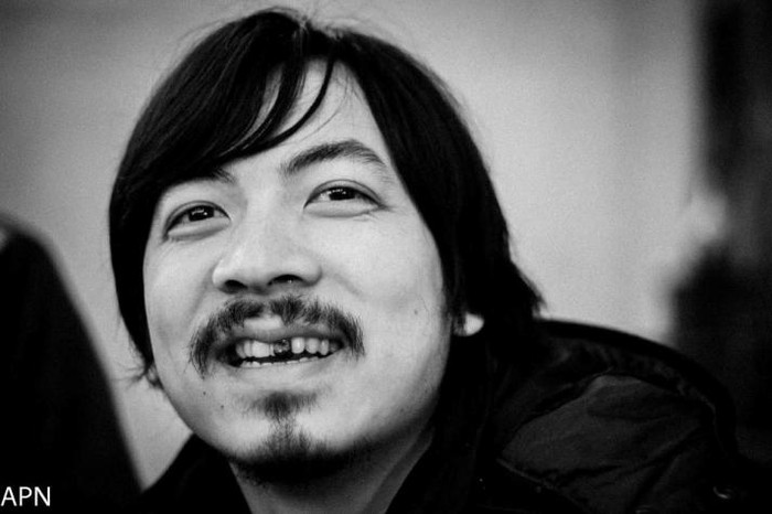 Trên trang cá nhân của diễn viên hài Chí Trung có đăng hình ảnh của GS Xoay - Đinh Tiến Dũng kèm lời chú thích hài hước: "Dũng ơi, hai tháng kể từ ngày cưới, ai đã làm em nên nông nỗi này..?" khiến cho người xem cười nghiêng ngả.