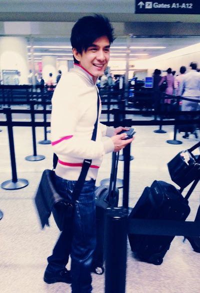 Vợ mới cưới của Đan Trường đăng ảnh ông xã cười rạng rỡ tại sân bay khi chuẩn bị về Việt Nam sau hơn 2 tháng ở Mỹ. Thủy Tiên ân cần chia sẻ với ông xã: "Bon voyage! (Anh lên đường bình an)".