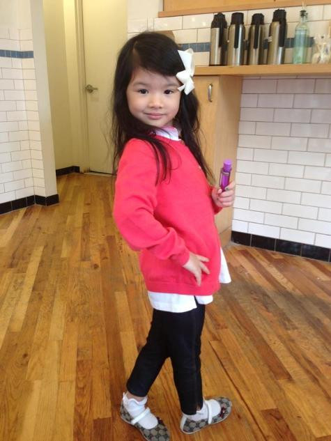 Trương Ngọc Ánh khoe ảnh con gái vô cùng đáng yêu trên trang cá nhân của mình kèm lời chú thích "Con gái điệu hơn mẹ thật rồi....hihihi".