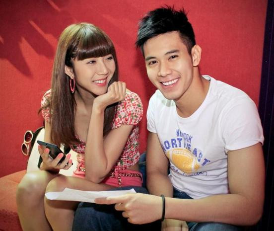 Hồ Vĩnh Khoa chia sẻ thông tin trên trang cá nhân khiến fans tò mò. Anh cho biết: "Hôm nay đi thu âm 1 bài hát mới cùng với Ngọc Quyên. Cả hai sắp tới sẽ có một tiết mục bất ngờ và rất hấp dẫn. Cả nhà chờ xem nhá!" Hồ Vĩnh Khoa chia sẻ thông tin trên trang cá nhân khiến fans tò mò. Anh cho biết: "Hôm nay đi thu âm 1 bài hát mới cùng với Ngọc Quyên. Cả hai sắp tới sẽ có một tiết mục bất ngờ và rất hấp dẫn. Cả nhà chờ xem nhá!"