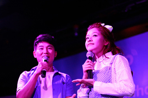 Cô quay trở lại với đôi mất vẫn ngấn lệ