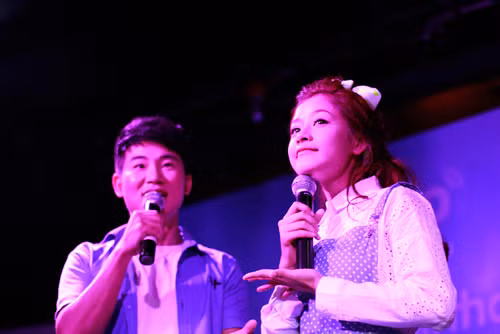 Cô quay trở lại với đôi mất vẫn ngấn lệ