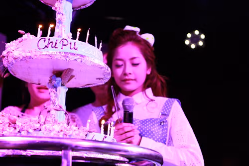 Chi Pu cầu nguyện trước khi cắt bánh