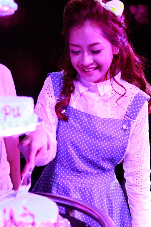 Cắt bánh kem mừng tuổi 20