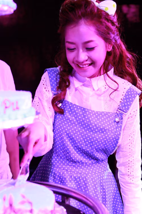 Cắt bánh kem mừng tuổi 20