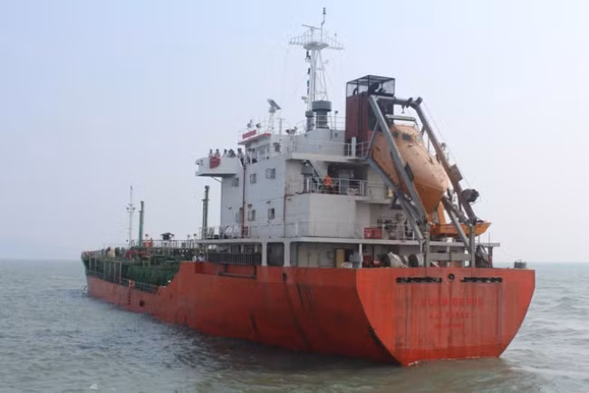 Tàu Sunrise 689 đang neo ở cảng Vũng Tàu phục vụ công tác điều tra (Ảnh: LĐ)