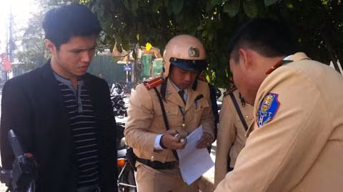 Đối tượng Nguyễn Thanh Quang tự xưng là cháu tướng Nhanh ký vào biên bản vi phạm (Ảnh: VNN)