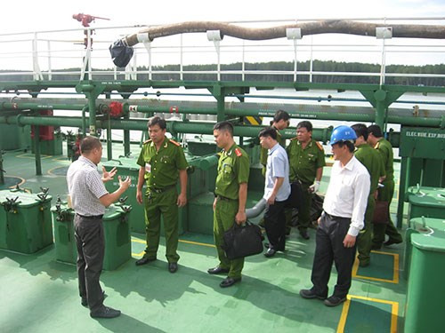 Cơ quan chức năng của Việt Nam chuẩn bị khám nghiệm tàu VP Asphalt 2 ngày 13/12/2014 (Ảnh: NLĐ) Cơ quan chức năng của Việt Nam chuẩn bị khám nghiệm tàu VP Asphalt 2 ngày 13/12/2014 (Ảnh: NLĐ)