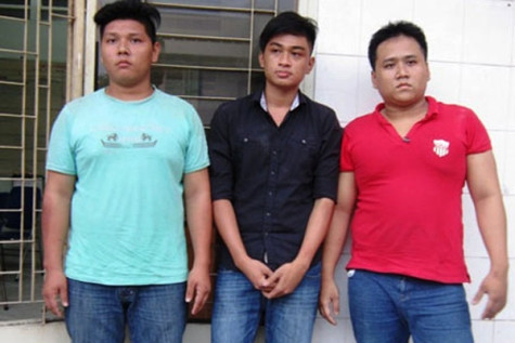 3 đối tượng Đệ, Ân và Thành (từ trái qua) tại cơ quan công an. 3 đối tượng Đệ, Ân và Thành (từ trái qua) tại cơ quan công an.