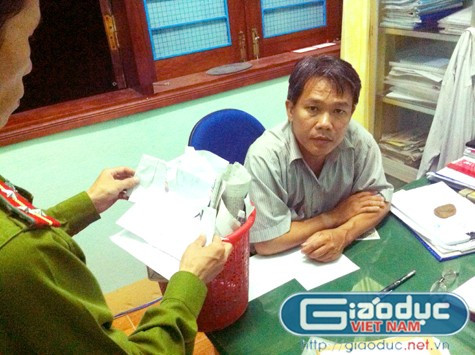 Công an Quảng Nam đọc lệnh bắt tạm giam ông Năm Công an Quảng Nam đọc lệnh bắt tạm giam ông Năm