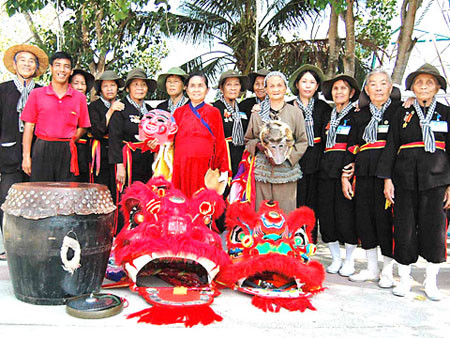 Đội lân "có một không hai" gồm các lão bà U70 Doi lan co mot khong hai toan ba lao 70 tuoi