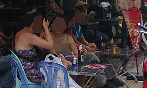 Các chân dài ngồi trên phố chờ khách. Ảnh: ANTG. Các chân dài ngồi trên phố chờ khách. Ảnh: ANTG.