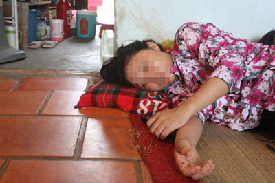 Chị Kim nước mắt ngắn dài khi kể lại những ngày tháng sống cùng người chồng cuồng dâm