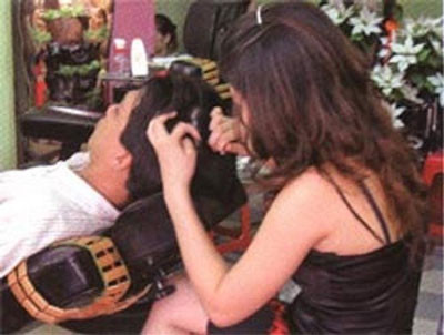 Để có được những đồng tiền “bo” nhiều khi các cô gái ở quán gội đầu thư giãn đã phải trả cái giá khá đắt