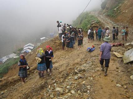 Cả bản nháo nhác tìm người thân dù chỉ còn một tia hy vọng...