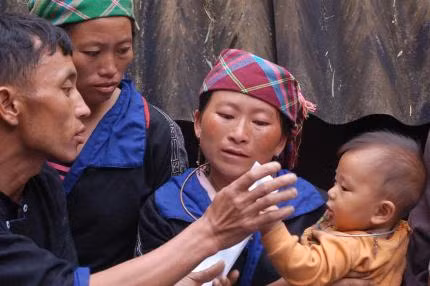 Người vợ trẻ ôm con trong nỗi đau quặn thắt...