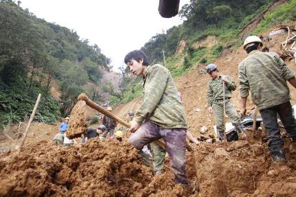 Công tác cứu nạn tiếp tục triển khai để tìm bằng được nạn nhân duy nhất còn sót lại.