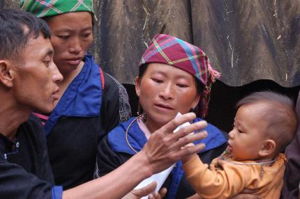 Người vợ trẻ ôm con trong nỗi đau quặn thắt...