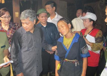 Người mẹ khóc ngất vì con mình mãi mãi ra đi...