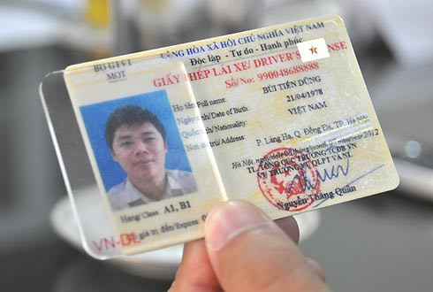 Giấy phép lái xe mới nhỏ như một thẻ ATM. Ảnh: PV Giấy phép lái xe mới nhỏ như một thẻ ATM. Ảnh: PV