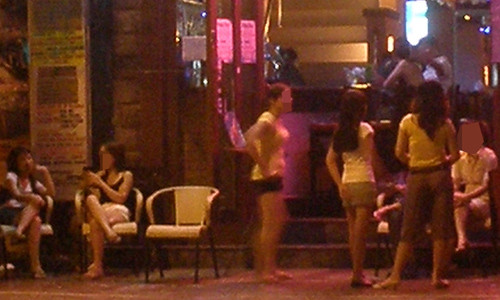 Những thiếu nữ ăn mặc thiếu vải ngồi hớ hênh trước cửa quán. Ảnh: ANTG. Những thiếu nữ ăn mặc thiếu vải ngồi hớ hênh trước cửa quán. Ảnh: ANTG.