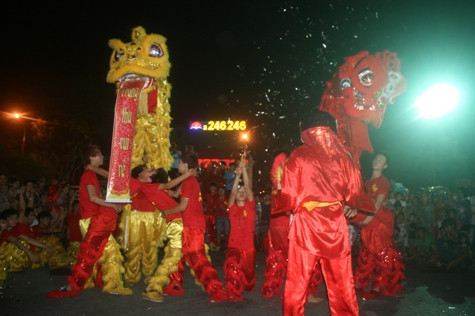 Những cảnh múa Lân được nhiều người xem háo hức như thế này thật hiếm ở thành phố Cảng Những cảnh múa Lân được nhiều người xem háo hức như thế này thật hiếm ở thành phố Cảng