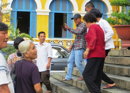 Thảm án từ chuyện... níu tình ảnh 2 Người nhà hai bên của Trung - Tâm đều bần thần trước cái bi kịch gia đình con trẻ của họ đã xảy ra