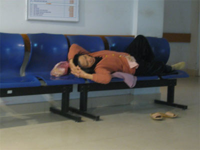 Sợ người chết ở nhà, đàn con giam mẹ già trong viện ảnh 1