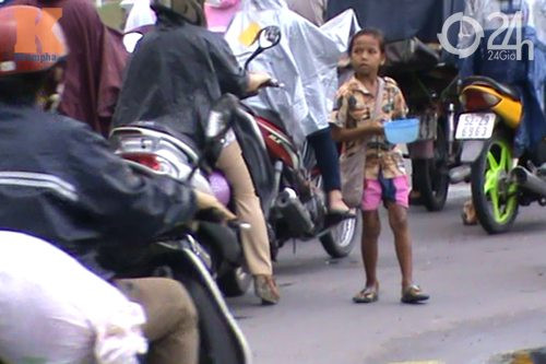 Cận cảnh nạn chăn dắt trẻ tại TP.HCM ảnh 4 Cận cảnh nạn chăn dắt trẻ tại TP.HCM, Tin tức trong ngày, chan dat tre an xin, tap doan an xin, an xin co to chuc, cai bang, to chuc cai bang, an xin o tphcm, an xin duong pho, bao, tin nhanh, tin hot, tin tuc, vn
