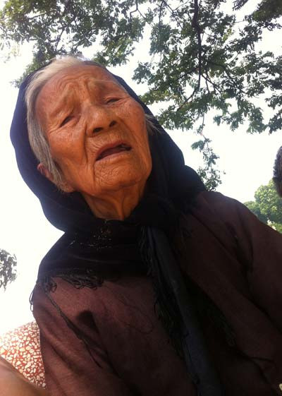 Sự thực về bà cụ cơ khổ ở hồ Thiền Quang ảnh 2 Sự thực về bà cụ cơ khổ ở hồ Thiền Quang, Tin tức trong ngày, ba gia, ba gia ngheo, buon ma tuy, nha hao tam, lua dao, choi lo de, di tu, ho ngheo, nghien hut, tin tuc, tin nhanh, tin hot, vn