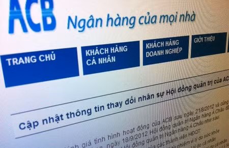 Trước đó, ngày 19/9, trên trang web chính thức của Ngân hàng Thương mại cổ phần Á Châu - ACB, trong bản tin cập nhật thông tin thay đổi nhân sự Hội đồng quản trị của ACB đã đưa tin ông Trần Xuân Giá, Lê Vũ Kỳ, Trịnh Kim Quang từ nhiệm. Ông Trần Xuân Giá từ nhiệm trong bối cảnh Ngân hàng ACB đang cơn sóng gió sau khi ông Nguyễn Đức Kiên và nguyên Tổng Giám đốc Lý Xuân Hải bị bắt, một số nhân vật quan trọng khác cũng đang trong tầm ngắm của cơ quan pháp luật.