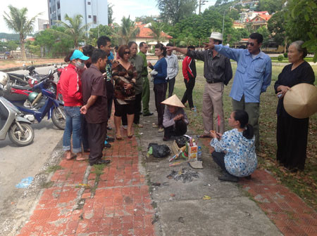 Ảnh: Xác bé gái chuẩn bị được đưa đi an táng