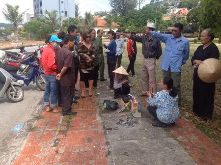 Ảnh: Xác bé gái chuẩn bị được đưa đi an táng