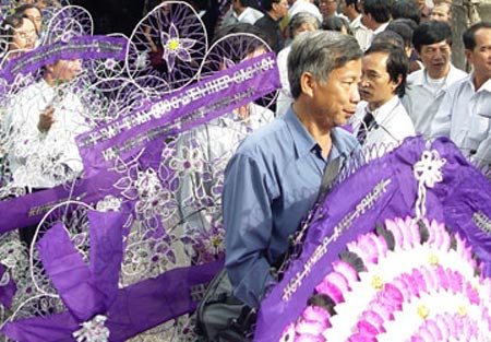 Vòng hoa viếng tang: Chỉ nên vận động ảnh 1 Vòng hoa viếng tang: Chỉ nên vận động, Tin tức trong ngày, cam vieng bang vong hoa, vong hoa, cma vong hoa, vong hoa trong le tang, to long thanh kinh, vieng tang, nep song van hoa, nep song moi, bao, tin hay, tin hot, tin tuc, vn