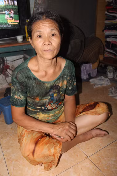 Bà Tính tâm sự, cả đời chưa từng được biết đến một bữa ăn ngon có thịt, cá. Ảnh: Bình Minh.