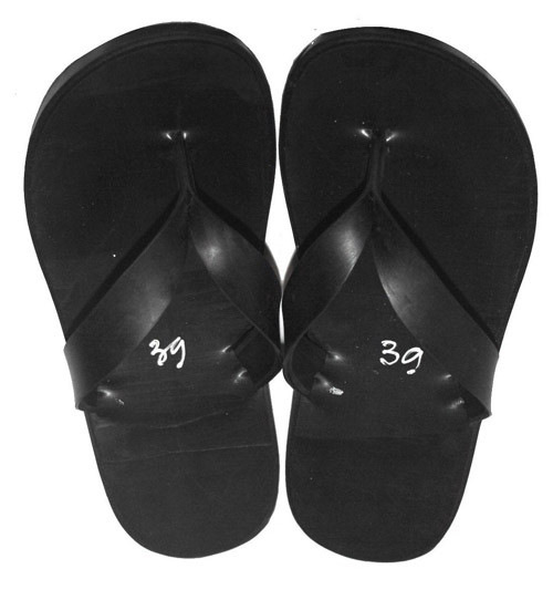 Người làm dép cao su duy nhất ở Hà thành ảnh 4 Người làm dép cao su duy nhất ở Hà thành, Tin tức trong ngày, dep cao su, dep bac ho, bo doi, nguoi lam dep cao su, dep lam tu lop xe, dep cao su in hinh ban do VN, bao tang Ho Chi Minh, xuong dep cao su, tin tuc, vn