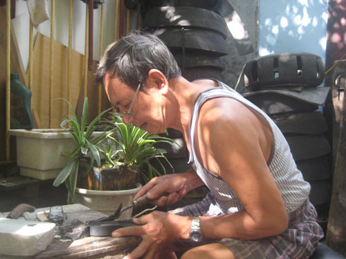 Người làm dép cao su duy nhất ở Hà thành ảnh 1 Người làm dép cao su duy nhất ở Hà thành, Tin tức trong ngày, dep cao su, dep bac ho, bo doi, nguoi lam dep cao su, dep lam tu lop xe, dep cao su in hinh ban do VN, bao tang Ho Chi Minh, xuong dep cao su, tin tuc, vn