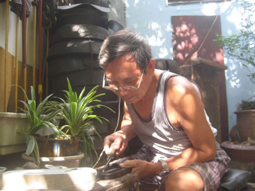 Người làm dép cao su duy nhất ở Hà thành ảnh 3 Người làm dép cao su duy nhất ở Hà thành, Tin tức trong ngày, dep cao su, dep bac ho, bo doi, nguoi lam dep cao su, dep lam tu lop xe, dep cao su in hinh ban do VN, bao tang Ho Chi Minh, xuong dep cao su, tin tuc, vn